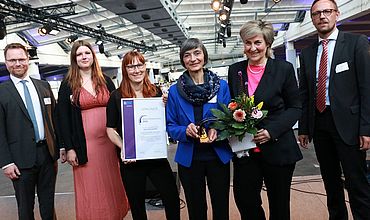 Inklusionspreisverleihung der BBW-Leipzig-Gruppe, Gruppenbild von den Preisträgern, MDR Intendantin Prof. Dr. Wille, die Produzentin des Magazins Selbstbestimmt, die Redakteurin. Übergeben wurde der Preis von beiden Geschäftsführern der BBW-Leipzig-Gruppe und einer Auszubildenden des Berufsbildungswerkes.