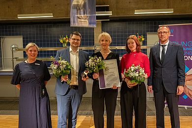 Preisverleihung Inklusionspreis "Brückenschlag" an das Amt für Jugend und Familie der Stadt Leipzig im Sachgebiet „Qualitätsmanagement Hilfen zur Erziehung“; v.l.n.r. Karin Leonhardt (Geschäftsbereichsleiter*in Jugend- und Erziehungshilfeverbund), Franz Müller (Stadt Leipzig, Amt für Jugend, Familie und Bildung), Christina Hohnstein (Stadt Leipzig, Amt für Jugend, Familie und Bildung), Hannah Lilly Lehmann (Sprecher*in Jugendparlament der Stadt Leipzig), Tobias Schmidt (Hauptgeschäftsführer*in der BBW-Leipzig-Gruppe)