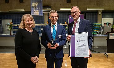 von links nach rechts: Staatsministerin Petra Köpping, Prof. Dr. med. Michael Fuchs, Leiter der Sektion Phoniatrie und Audiologie (hält den Brückenschlag-Preis in der Hand) und Hauptgeschäftsführer Tobias Schmidt (hält die Urkunde in der Hand)