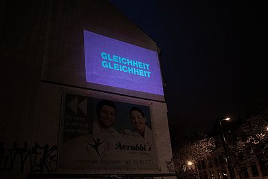 Projektion des Animationsfilmes auf einer Hausfassade anlässlich des Protesttages zur Gleichstellung von Menschen mit Behinderung