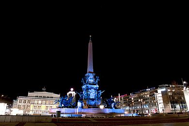 Blau angestrahlter Mendebrunnen