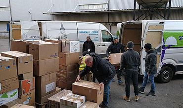 Sachspenden in Kartons werden für den Transport in Fahrzeuge der BBW-Leipzig-Gruppe gepackt